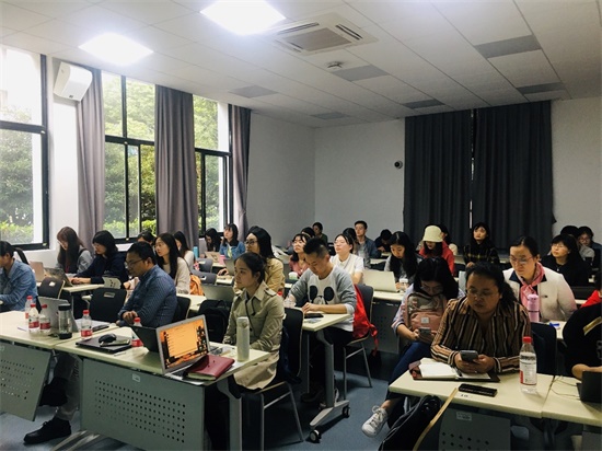 师生齐聚学术报告会